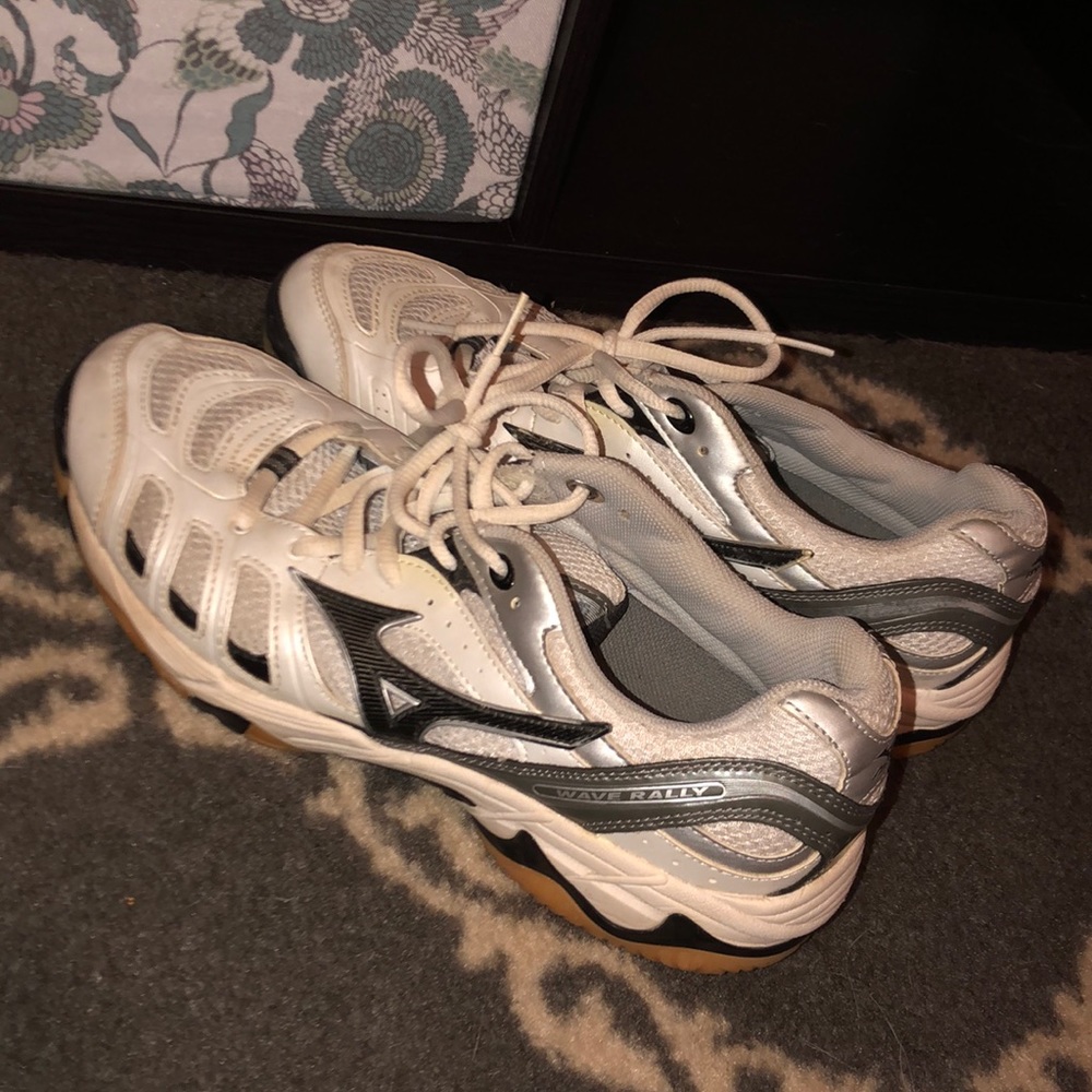 Mizuno Wave Rally volleyball shoes and knee pads